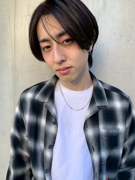 ブルーブラック　センターパート　韓国風メンズスタイル