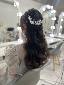 ラモ(RAMO) 飾り付きクーポンハーフアップ。