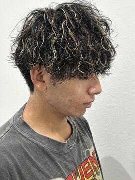 ヒュイル バイ ニアウ(Hwyl by Niau) メンズマッシュパーマ波巻きスパイラルパーマニュアンスパーマ