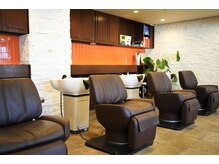 大きいフルフラットのシャンプーベッドはお首が弱い方にも細やかな調整が可能です！！