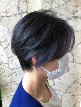 アトリエ エス atelier es HAIRDESIGN フェミニン/お洒落ショートボブ/小顔レイヤー/インナーカラー/青