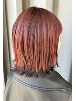 カイノ 金剛店(KAINO)&nbsp;【赤み×黒のバイカラー】が目を惹く、モードな外ハネミディ