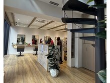 広々とした店内には螺旋階段があります