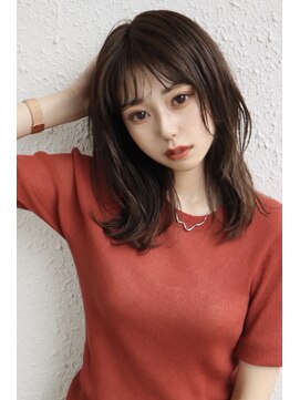 リタ(Lita) ◎小顔ミディアムレイヤーヘアスタイル