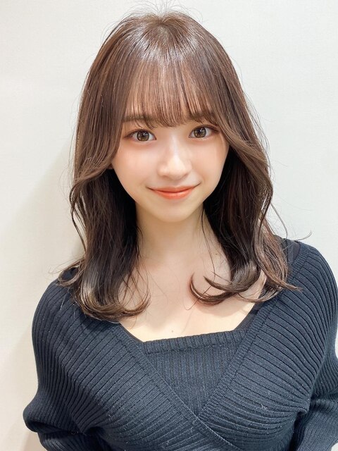 大人前髪薄めバング顔まわり小顔ヘアミディアムレイヤーロング