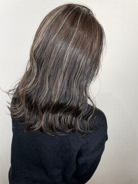 モルニ(MORNI) ハイライトカラー_マロンベージュ Aラインボブ かきあげ