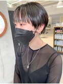刈り上げショート、甘め刈り上げ、前髪インナーカラー