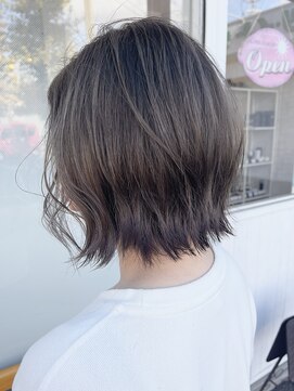 クオリア(Quaria) 束感♪うる艶外ハネショートボブ♪♪