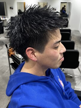 ヒュイル バイ ニアウ(Hwyl by Niau) メンズアップバングショートツーブロックスパイキー刈り上げ