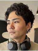 センターパートスパイラルパーマツーブロック刈り上げメンズヘア