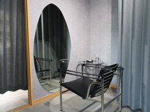 メンズ眉毛サロン THREE EYE 【メンズアイブロウ×HBL】梅田中崎町店の雰囲気(《全席半個室》他のお客様と被ることない、プライベート空間を。)