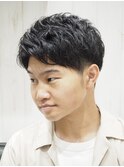 くせ毛を活かしたツーブロックアップバングリバースショート