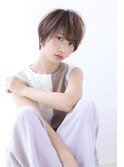 ことりベージュネイビーカラー毛先パーマ小顔ワンサイドショート