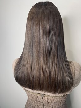 ジャイロヘア(gyro hair)の写真/【アッシュの色味が叶える"外国人風"透明感】話題の『ADDICTHY』や『KIRATERA』で暗髪でも透けるカラーに♪