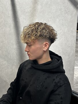 カイ(X) 強めパーマ/ハイトーンカラー