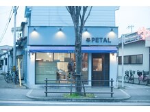 ペタル (PETAL)の雰囲気（JR尼崎駅から5分。青い壁が目を引くサロン☆）