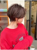 グレージュカラーグレージュベージュショートヘア耳掛けショート
