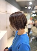 ストレートでも丸みのあるショートヘアに
