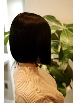 ヴィオットバイサロン(Viot by Salon) 前下がり　小顔　切りっぱなし　bob  ブルーブラック