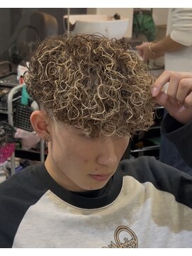 イーラ アメ村店(era) スペインカール　ツイストスパイラル眉カットメンズパーマ