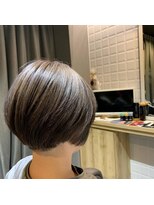 カミケンガレリア(kamiken. galleria)&nbsp;美髪カラー襟足すっきり丸み上品ショート【カミケンガレリア】