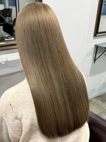 イリ 梅田(ili) ハイトーンカラーミルクティーベージュレイヤーカット