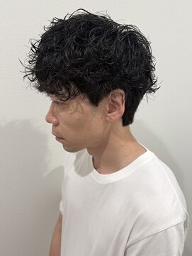 ヒュイル バイ ニアウ(Hwyl by Niau) メンズマッシュパーマシャドウパーマナチュラル刈り上げ