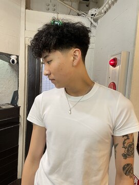 ビーバイエイトジェンツ(Bee by EIGHT GENTS) MEN’S HAIR/ブルーブラック/フェザーパーマ/心斎橋