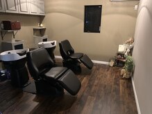 ダウンライトと吹抜けの別空間。フロアとは別の半個室空間で癒しスパ&シャンプーでゆったりとお寛ぎ下さい