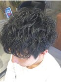 黒髪メンズパーマツーブロックショート波巻きスパイラルツイスパ