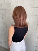 ツヤ髪ミディアムヘアー　外ハネ　ベージュカラー