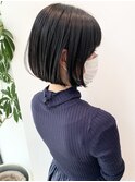 大人かわいい黒髪前下がりボブ切りっぱなし耳かけボブ