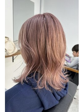 プラグ(Plug) ピンクアッシュブリーチありセミロング外ハネ透明感