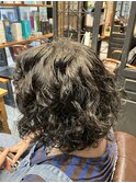 個性的なふんわりパーマ