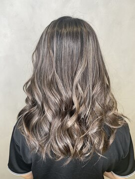 アース コアフュールボーテ 上尾店(EARTH coiffure beaute) 【外国人風】シルバーのコントラスト3Dハイライトカラー
