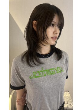 アム(amu) ハッシュカット/ミディアムレイヤー／アッシュグレージュ