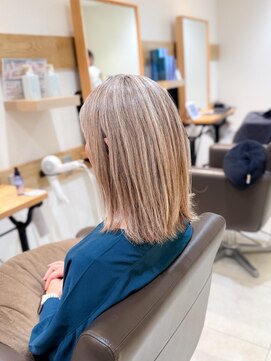 ステラバイケンジ 藤沢(STELLA by KENJE) 白髪ぼかし細めハイライト30代40代50代グレージュ