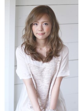 キキ(kiki) ゆるふわセミロング×マットベージュ