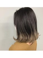 イン(in.)&nbsp;グレージュカラーのグラデーション