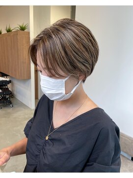 ピークス(PEAKS) 大人ショートボブセンターパートミニボブハイライト耳かけ恵比寿