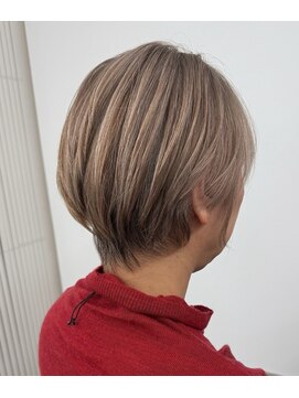 ジエクトアイロ 江坂駅前 似合わせショート 白髪ぼかしハイライト ミルクティーベージュ