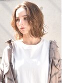 光沢感あふれるシルキーベージュボブ