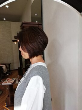 オラ ボーテ(Aura Beaute) ウィービングカラー白髪ぼかしショートボブ