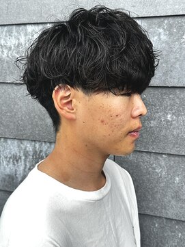 ヒュイル バイ ニアウ(Hwyl by Niau) メンズマッシュパーマニュアンスパーマスパイラルパーマ刈り上げ