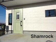 シャムロック(Shamrock)の雰囲気(緑のドアが目印のお店です!)