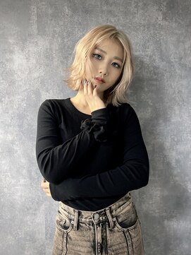 イコ(.ico) ショートボブウルフカットハンサムショート小顔ワンレン金髪