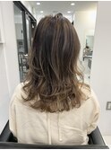 大人ミディアムレイヤーカット白髪ぼかしバレイヤージュ