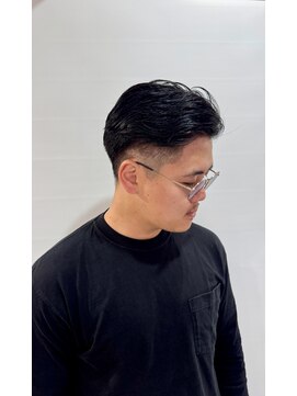 ウタシロイロ(uta shiroiro) 七三分けアシメフェードバーバーカット