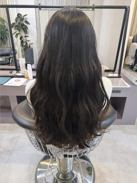 ニィ(2iee.) ウェーブ巻きロング