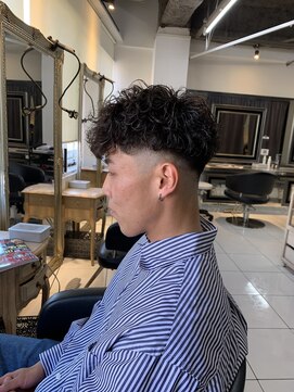 アイズ 海老名(AIZU) スペインカールフェードカットプードルパーマ骨格矯正カット